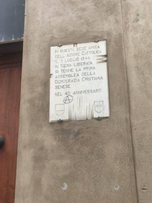 La targa vandalizzata a Siena